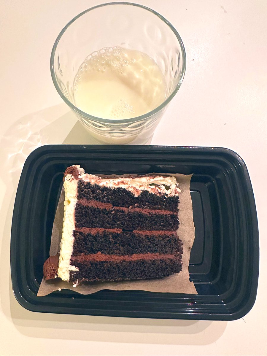 free_style_chef's tweet image. Chocolate cake and milk is heaven! 

So … that’s what I’m eating for dinner. 😏

#dessert #sugar #sweettreat #twittersupperclub