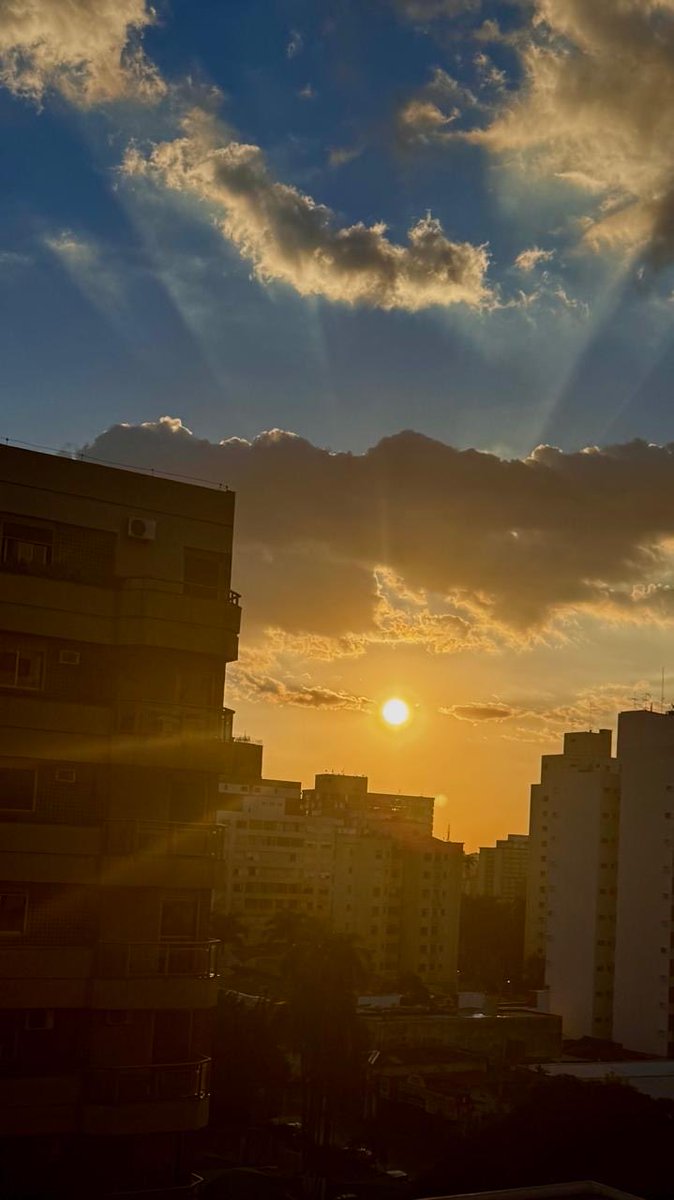 danielatpsico's tweet photo. Pôr do sol é um presente que nos é dado todos os dias… pena que esquecemos de contemplá-lo https://t.co/f0VILJ2H6e
