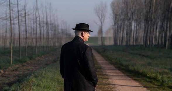 Muy recomendable La Grazia de Paolo Sorrentino, me dejó reflexionando por horas, mi esposo y yo apenas pudimos hablar durante la cena de lo mucho que nos dejó pensando. La vimos solos los dos en el cine y fue una experiencia como hecha para los dos. Algo que tenía que pasar…