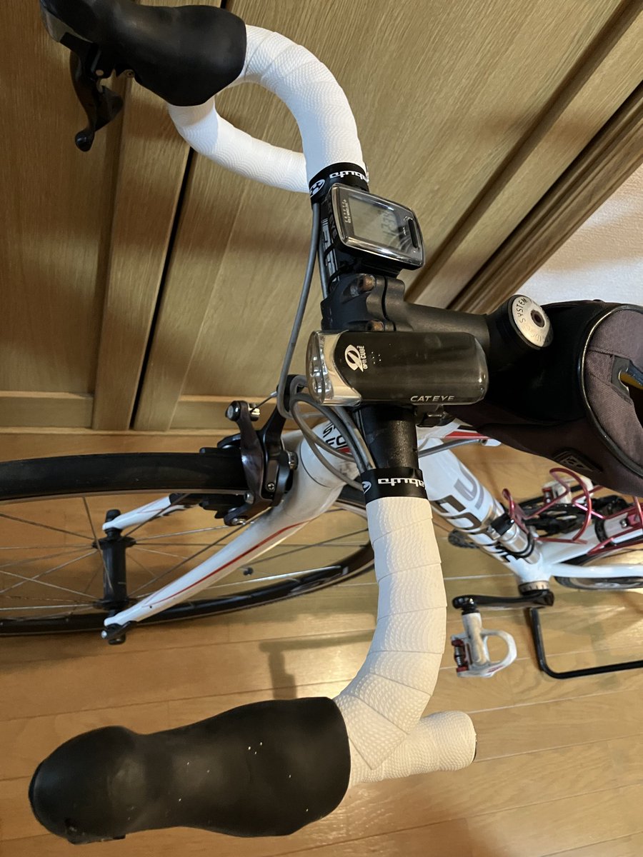 先日の雨の休日、DIYで一号機のバーテープ交換😊

久しぶり過ぎて巻き方忘れてました、、そもそものこれで正しいか怪しいですが、まぁいいか^ ^

やり直したい箇所を仕上げてから見つける素人仕事、でした😇