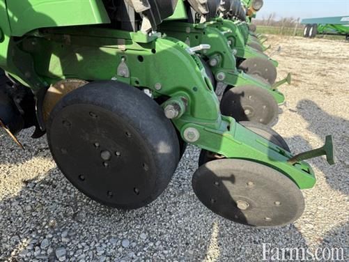 FarmsNews's tweet image. 2014 John Deere DB90 👇

Central fill hopper system, ExactEmerge metering system, 30-inch row spacing, and more, available now.

usfarmer.com/planting-and-s… 

#JohnDeere