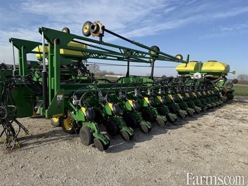 FarmsNews's tweet image. 2014 John Deere DB90 👇

Central fill hopper system, ExactEmerge metering system, 30-inch row spacing, and more, available now.

usfarmer.com/planting-and-s… 

#JohnDeere