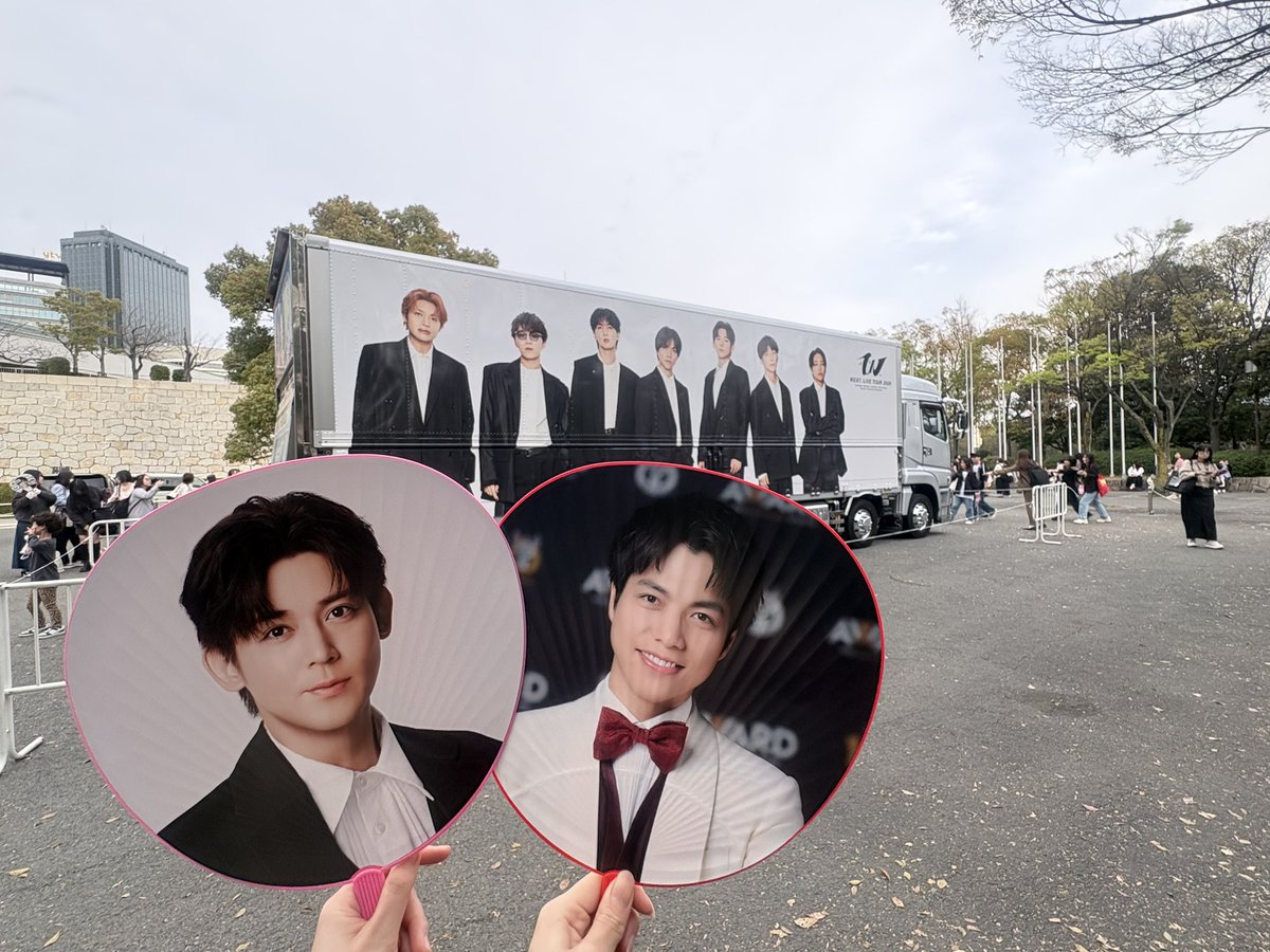 wsjH0223's tweet photo. 唯一無二　大阪🌈

年末ぶりのWEST.で相変わらずしげちゃんかわいかったね〜☺️❤️
最後の方にバクステに1人で来てニッコニコでオタク達を見てて、私もニッコニコ😆

今日も楽しもう🌈❤️

※思ってたんとちゃううちわ持ってきてしまった笑 https://t.co/o9n44079yc