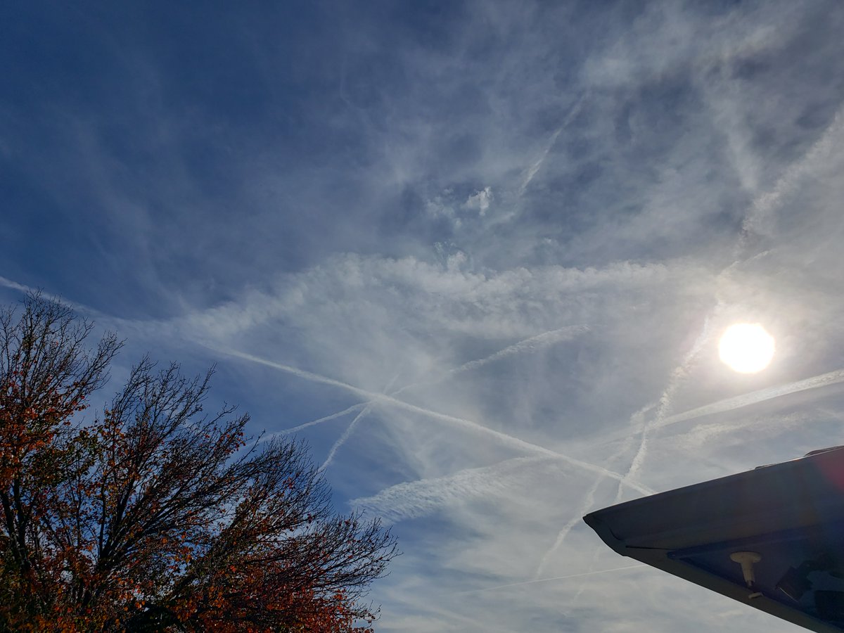 GorfLlub71's tweet photo. Has anyone ever been on a commercial flight &amp; pilot goes "Passengers look at our contrails?" Ever have window seat &amp; witness? No. Chemtrails are not commercial airlines! #Chemtrails #Contrails #geoengineering #weathermod #poison #cloudseeding #experiments #modification #climate https://t.co/RxWbDeLNXi