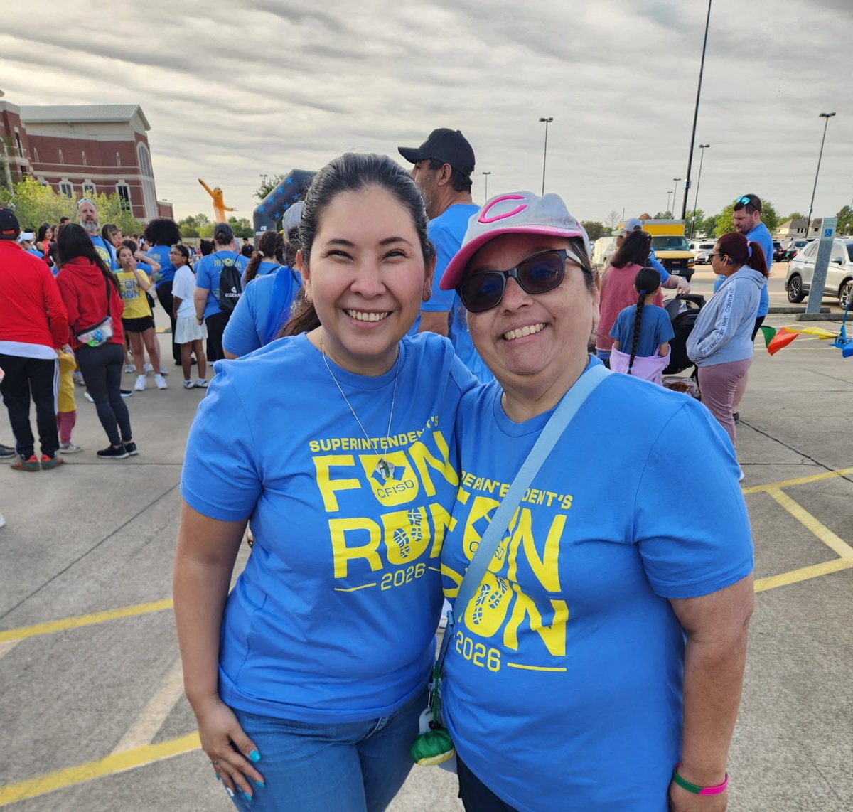 KirkElementary's tweet image. Assistant Principal Ms. Steen and Science Instructional Specialist Ms. Carter proudly represented Kirk at the Superintendent Fun Run this past weekend! 🏃‍♀️💙 

Thank you for showing your Kirk pride and supporting our community!

#KirkCan
