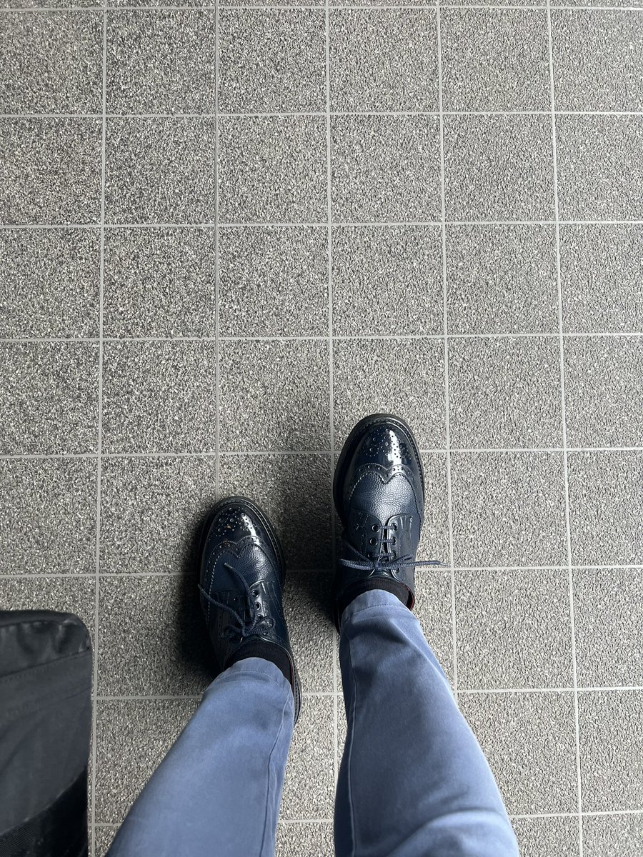 takuraw_1118's tweet photo. 雨予報なのでトリッカーズ🇬🇧
手持ちで1番履いてるのって多分コレ。
そろそろフルメンテしてあげないと。
#Trickers #トリッカーズ #オレの愛靴 https://t.co/WtYbLiJnZm