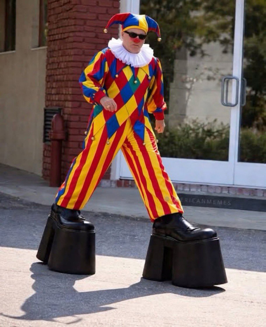 Court Jester Robert DeNiro spotted heading toward the No Kings protest