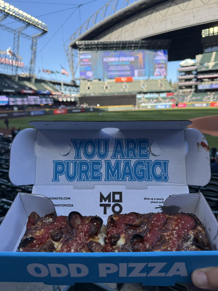 millerdna's tweet image. Damn cold out tonight, but it’s crisp and clear!  Pork sandwich on Opening Day, and back to Moto for tonight.  #seausrise #tridentsup #mariners