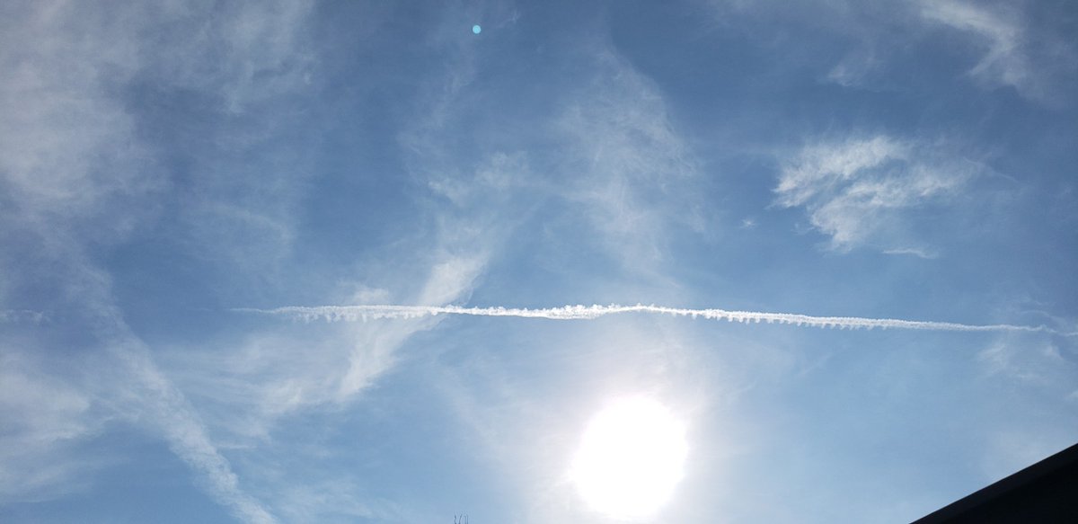 GorfLlub71's tweet photo. Has anyone ever been on a commercial flight &amp; pilot goes "Passengers look at our contrails?" Ever have window seat &amp; witness? No. Chemtrails are not commercial airlines! #Chemtrails #Contrails #geoengineering #weathermod #poison #cloudseeding #experiments #modification #climate https://t.co/RxWbDeLNXi