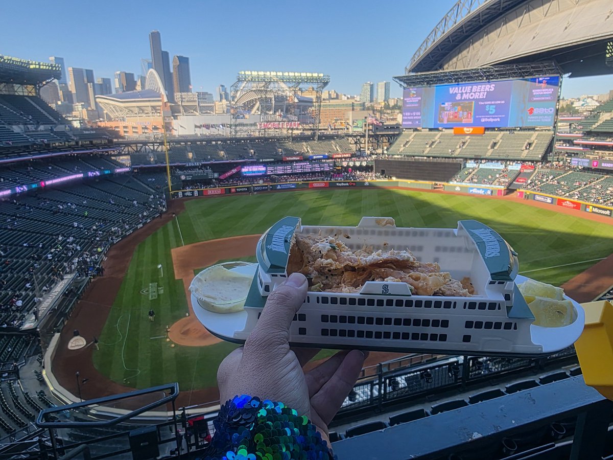 MosiahMccormick's tweet photo. @Mariners eating @ Crab Shack
Crab Nachos in a Ferry Boat!
(Fried WonTon
Crab mix
Mild Cheese Mix that Pairs Well
Sesame Seed &amp; Chives
*spicy salsa cocktail sauce if desires*
Lemons &amp; Aioli)
Yum!
10/10 
#SeattleMariner
#TrueToTheBlue
#TridentsUp 
#GoMariners
#onwardAndUPWARD
d;-) https://t.co/4Fs9f7tVd9