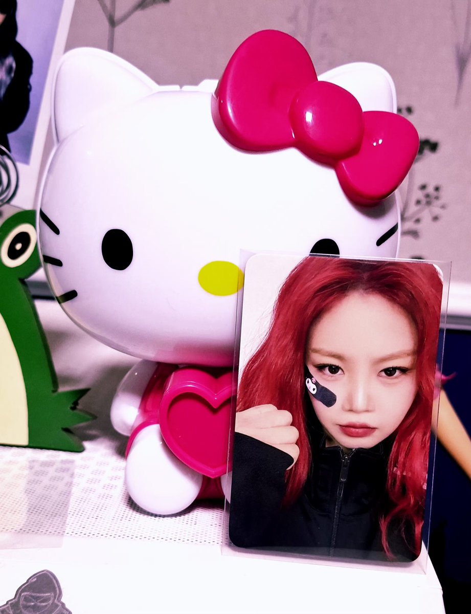 「 KUROMI SOOJIN x HELLO KITTY 」

— infelizmente minha sooj muvve baditide ainda nao chegou para unilas mas temos a kuromisoo para esse teste e fotos fofíssimas com a hello kitty do ovo maravilhoso da americanas que ganhei 🤏🥺✨