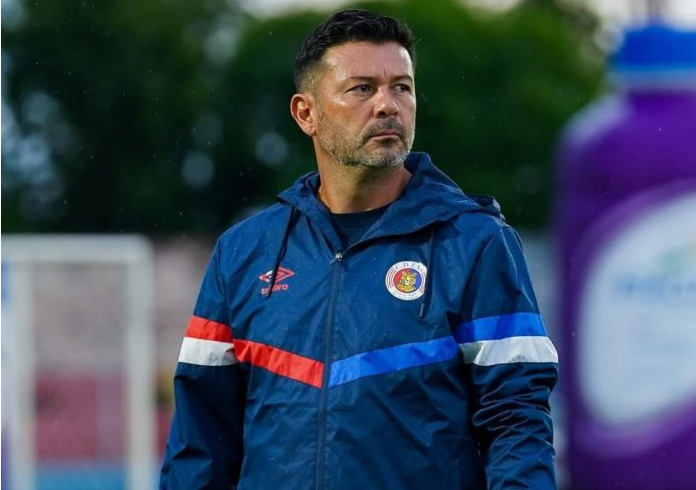🚨Al finalizar el encuentro entre CD Águila y CD FAS, el técnico Adrián Sánchez fue visto entrando al camerino visitante con una pistola

👉🏻 Se reportan 3 muertos y 6 heridos