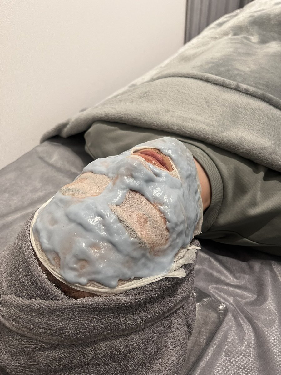 【閲覧注意】
エステに通い出した30代後半美容師
" 目指せ！陶器肌 " を掲げて
毎月その時の肌コンディションを見てもらいながらメニューを決めていくフルオーダーメイド
今回は冬の乾燥と花粉の影響を受けていたので、とにかく保湿保湿保湿！
結果見た目セメントパックみたいになりました。レポート↓