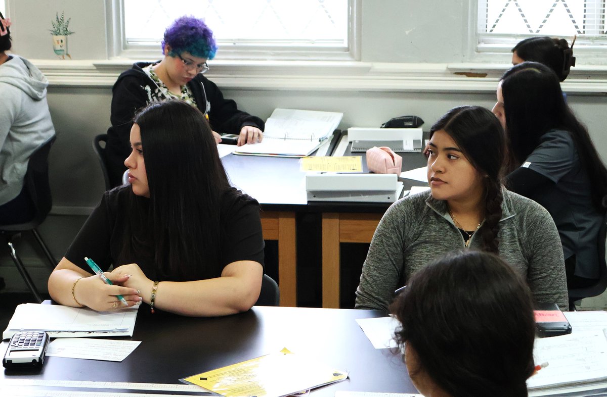 College_Bridge's tweet photo. 📚 Math Bridge in action at @HealthCareersAcademy High School!

Learn more about our work:
 https://t.co/IUYwmvxJN1

#MathBridge #DualEnrollment #CollegeBridge #StudentSuccess #STEMEducation 🎓 https://t.co/Wn0CaqNk1w