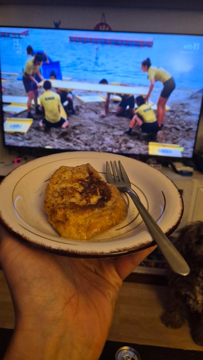 Peplo_'s tweet photo. Que mejor que acompañar los naipes de @elconquis_etb con una torrija?? #Conquis21ETB https://t.co/FDvZYGJyKT