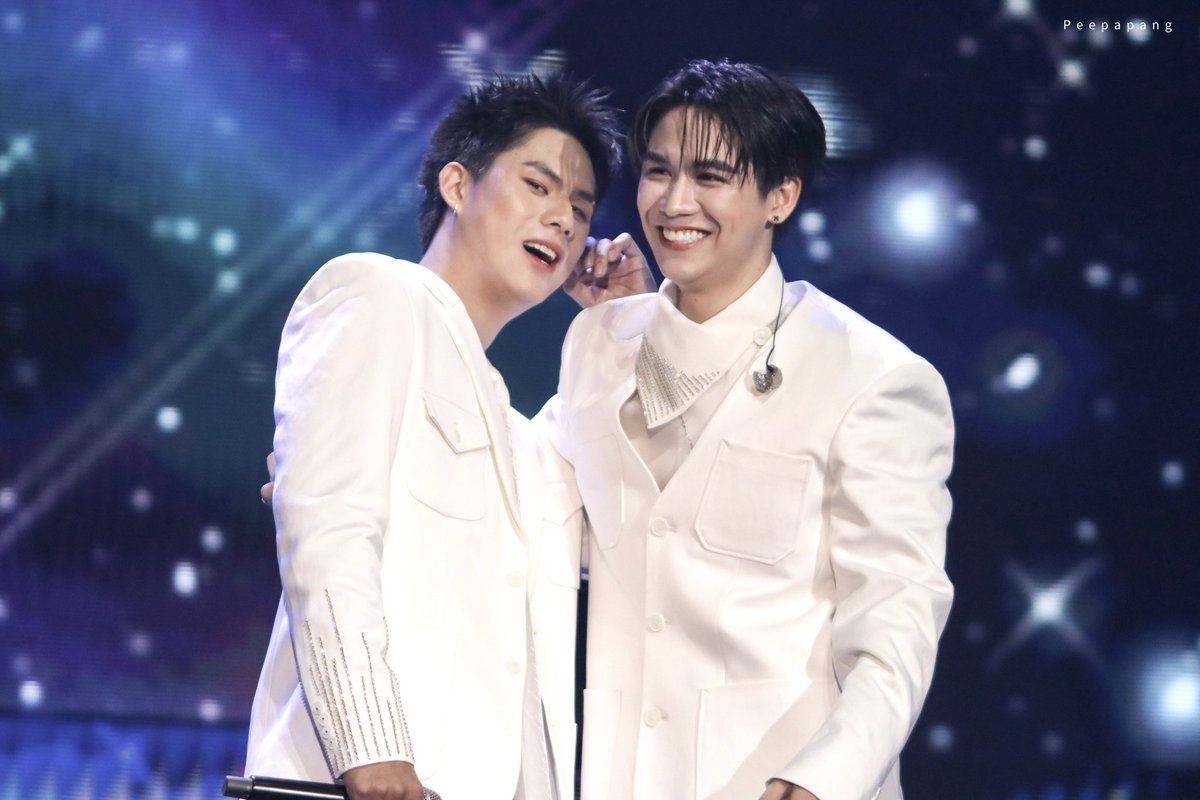 WinnySatangBR's tweet photo. História & Despedida (Até logo) 🥺
[#WinnySatang]

Há um ano atrás, do nada, eu recebi o convite diretamente da dona dessa Fanbase para ser um ADM aqui. E, por motivos pessoais, eu não aceitei esse convite. Mas fiz uma promessa para ela: se esse convite ainda estivesse de pé, eu iria entrar na FB (e sem ela precisar vir atrás de mim novamente, pois eu iria na DM dela e pedir para ser seu ADM). Três meses depois (sim, muito tempo depois) eu cumpri essa promessa. E eu agradeço demais por todo acolhimento e carinho que eu recebi durante todo esse tempo juntos!
Amar WinnySatang sempre foi algo natural para mim, porque era isso que eles eram um para o outro. Por isso, dizer até logo nunca é fácil. Principalmente se esse até logo está carregado de sonhos que não se realizaram, promessas que não se cumpriram e esperanças que não tiveram sucesso...
Mas, olhando para trás, todo esse tempo que estivemos juntos aqui na Fanbase, tenho plena convicção em dizer: NÓS VIVEMOS MOMENTOS INESQUECÍVEIS!
Guardarei para sempre em minhas memórias cada interação que tivemos, cada comentário de vocês nos nossos posts, cada tradução feita, cada brincadeira realizada para subir tag (sim, até de vocês falando mal dos meus joguinhos de sombra eu sentirei falta haha), cada surto em postagens... eu terei isso sempre em meu coração!
Nunca houve e nem haverá um dia que eu me arrependa de fazer parte dessa família. E estou muito grato por tudo o que construímos aqui. Agradeço demais a vocês por sempre terem apoiado os WinnySatang, o Ruay e principalmente essa Fanbase. Vocês sempre foram o nosso estímulo para continuarmos firmes.
Agradeço também as minhas meninas, outras adms dessa FB, por tudo! Vocês são muito especiais para mim, meus amores.
E, ao fim, só peço uma coisa a vocês: continuem apoiando esses meninos! Que eles ainda sejam o porto seguro de vocês e que vocês possam sorrir ao olhar o rosto deles, mesmo que seja difícil prosseguir sem entender os motivos e nem os porquês.

Entrei nessa FB amando vocês, WinnySatang
E me despeço ainda amando vocês, Winny e Satang 🩵🤍

— ADM 🍀