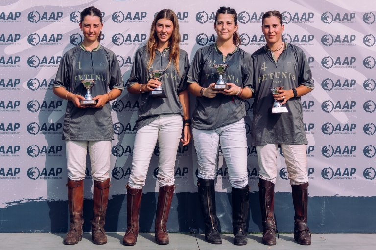 asocdepolo's tweet photo. #PoloFem

¡Las campeonas de la Copa de la Mujer en el podio!

ORO, Pilarchico Windsor: Amanda Fecher, Eloisa Alba, Ina del Carril y Oliva Bogo.

PLATA, El Remanso Paseo Polo: Dominika Ticha, Agustina Miguens, Helena Caset y Jemima Walker.

📷 Santiago Salamanca. https://t.co/2s5ZxyetbJ