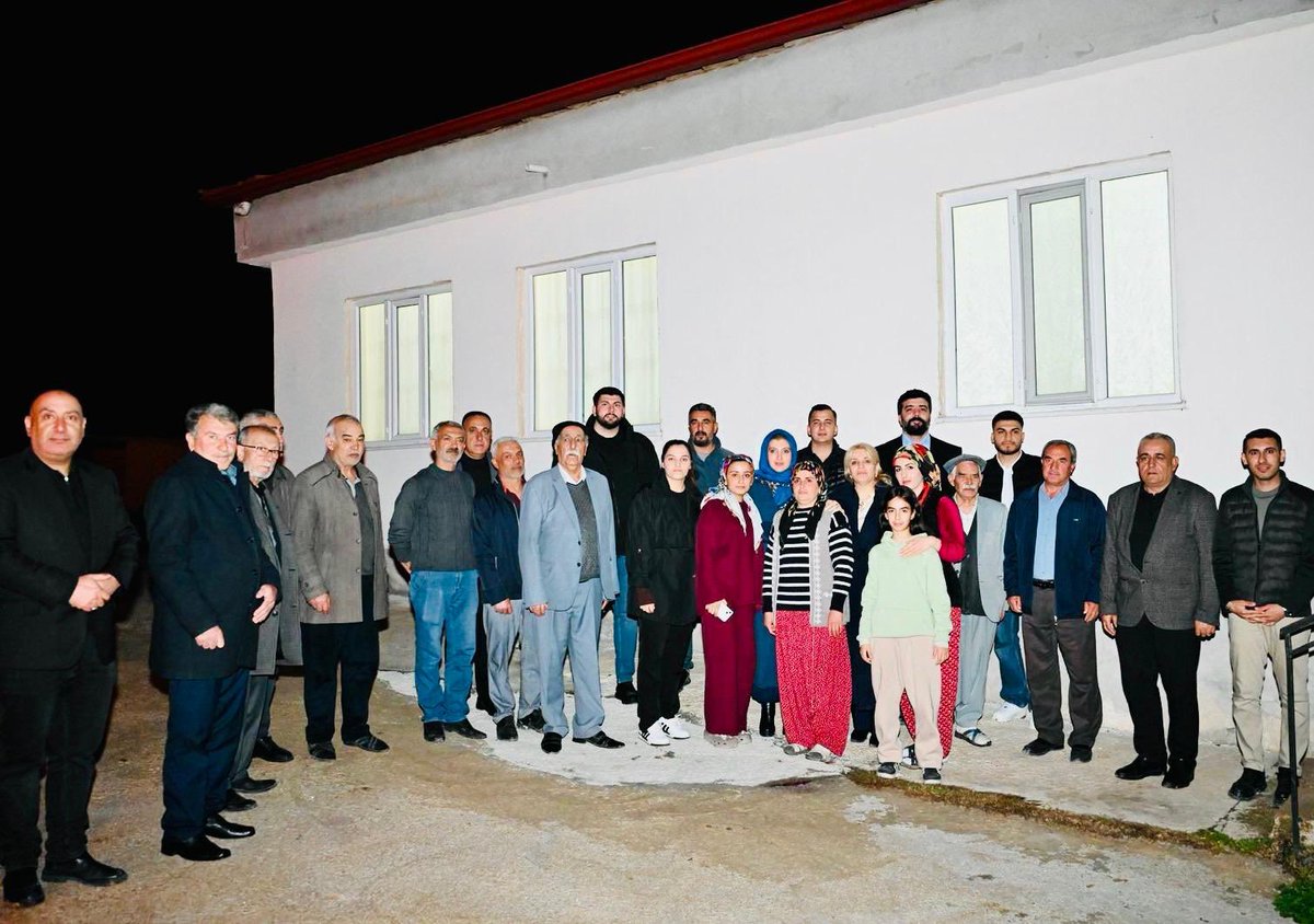 SiracOlmeztoprk's tweet photo. 📍 Malatya | Akçadağ | Aksaray Mahallesi 🏡

📌 Aksaray Mahallemizin önceki dönem muhtarı Mahmut Ayaz’ı mevcut muhtarımız Arif Koyuncu, Yeşilyurt Kadın Kolları Başkanımız, (@MutYurdanur) Yeşilyurt Gençlik Kolları Başkanımız (@safaberksevim) ile birlikte hanelerinde ziyaret ettik. Mahallelerimizin hafızasını taşıyan, emeği ve gayretiyle iz bırakan muhtarlarımız önemlidir. Bu vesileyle Mahmut muhtarımıza hem geçmiş hizmetleri için teşekkür ettik hem de mahallemizin mevcut durumu üzerine sohbet ettik.

📌 Ziyaretimiz sırasında özel ilgiye gereksinim duyan kardeşimiz İsmail ile de yakından ilgilendik. Birlikte vakit geçirdik, halini hatırını sorduk.

📌 Hanımefendi hemşehrilerimizin mahallemize dair taleplerini de dinleyerek, günlük yaşamı doğrudan etkileyen başlıklar üzerine istişarelerde bulunduk.🤝🌸

📌 Rabbim kendilerine sağlıklı, hayırlı ve uzun ömürler nasip eylesin. Hanelerine huzur, bereket ve afiyet ihsan eylesin. 🤲✨
