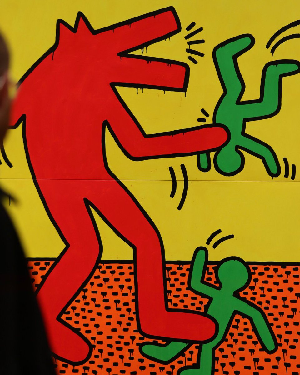 queerarthub's tweet photo. Keith Haring didn’t just paint walls; he drew a roadmap for queer resistance. 🎨✨

Haring’s early works from 1980-1983 is on view at @thebrantfoundation. From the iconic 1982 Blacklight Room to rare subway drawings, this exhibit is a radiant homecoming in the East Village. https://t.co/4888ENJQUB