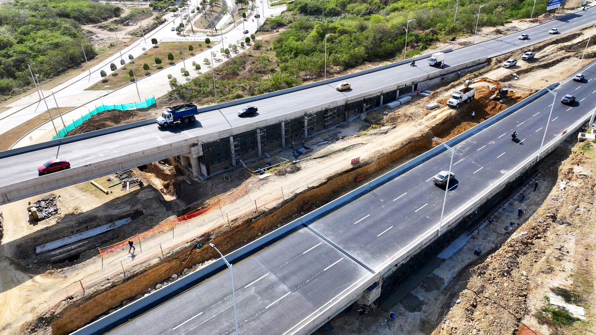 AnaMariaAljure's tweet photo. #NoParamos 🚧 Seguimos trabajando en grandes proyectos que mejoran la conectividad vial en Barranquilla

Después de habilitar los 2 puentes del intercambiador vial de la Circunvalar a la altura de la Cra 43, la @alcaldiabquilla continúa con la intervención en la glorieta, conectantes, obras complementarias y urbanismo. 🙌🏻Un proyecto que mejora la movilidad y optimiza los tiempos de desplazamiento de miles de usuarios que transitan a diario por este corredor. Esto es calidad de vida para nuestra gente. 👏🏻