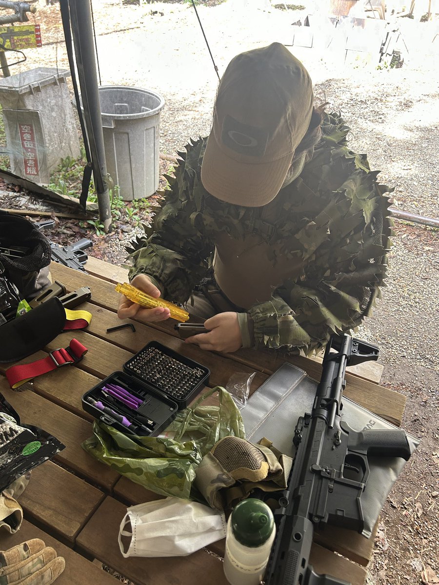 monog36c's tweet image. ガス買ったんだね
あれでしょ？
１回ブシュってなってから
もっと閉めるんでしょ？
（けーちゃんの見てた）

シュッ、、、（無音）

あれ？けーちゃんみたいにならない

「いや、普通はああならないから」

けーちゃん！？
#サバゲー
#savas