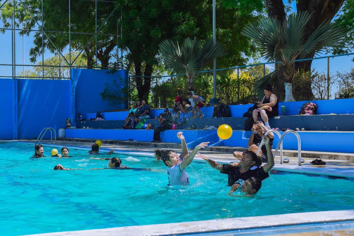 ¿Buscás dónde refrescarte este verano? 😎
En el Centro Recreativo Satélite tenemos todo listo para vos:

Piscinas frescas, espacios para disfrutar y diversión garantizada para toda la familia. 💦
