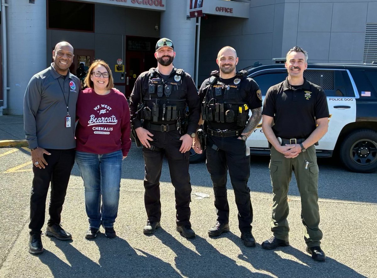 DEASEATTLEDiv's tweet image. We had a great time at W.F. West High School in Chehalis, WA with Centralia Police. We warned students about #fentanyl and Commander Clary and his K-9 units did a demonstration at the assembly.
#FentanylFree🇺🇸  Learn more: dea.gov/FentanylFree
@DEAHQ @TheJusticeDept