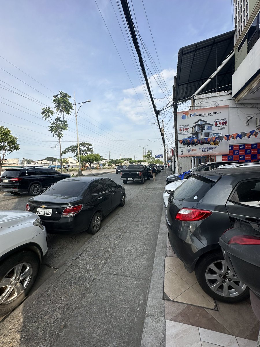 Erique_FM's tweet photo. @ATM_Transito @ATMGuayaquil siempre el mismo problema de bloqueos de parqueo 
Salida de vehículos 
Urdenor 1 mz 125 sl 11 https://t.co/9xbDphJKCC