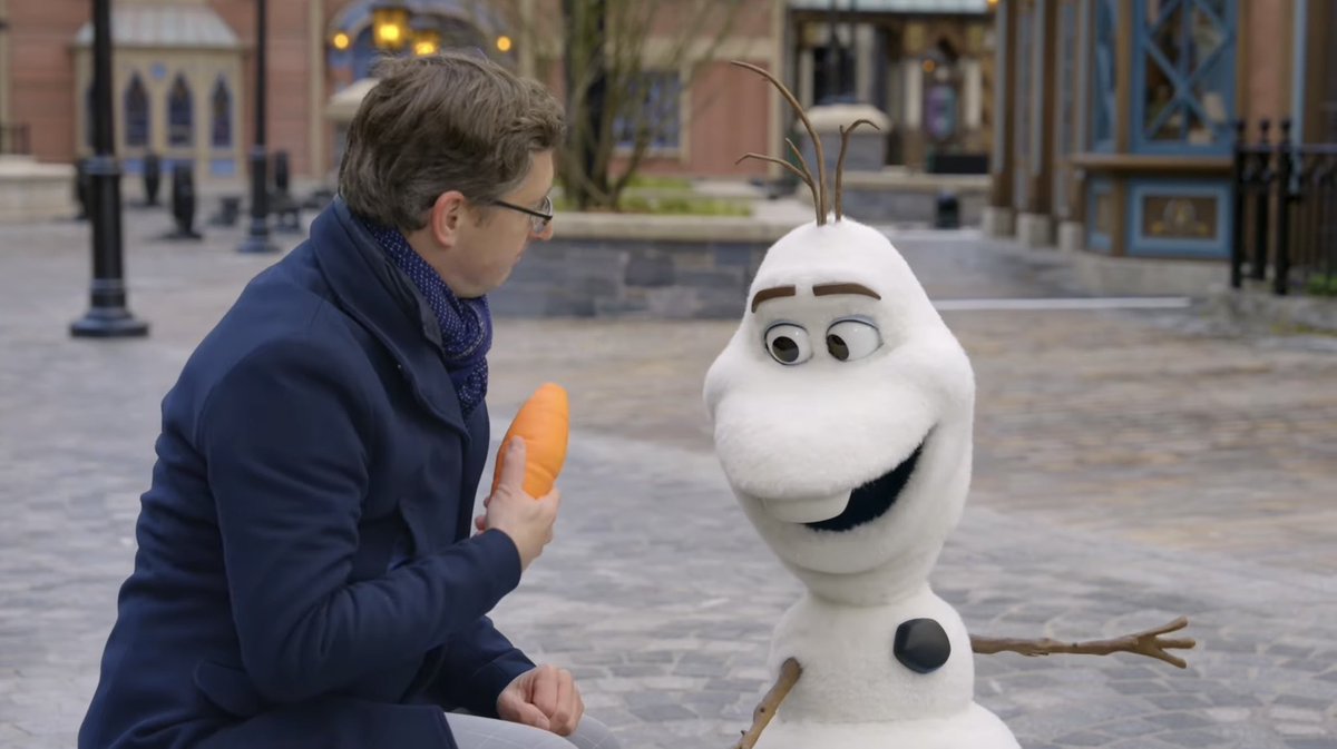 Mondows9's tweet image. パリのオラフさん気絶する（）

ひっくり返っても内部機構が殆ど見えないようになっているの良いですね

あと鼻が取れるのは仕様であり、破損ではないので大丈夫です