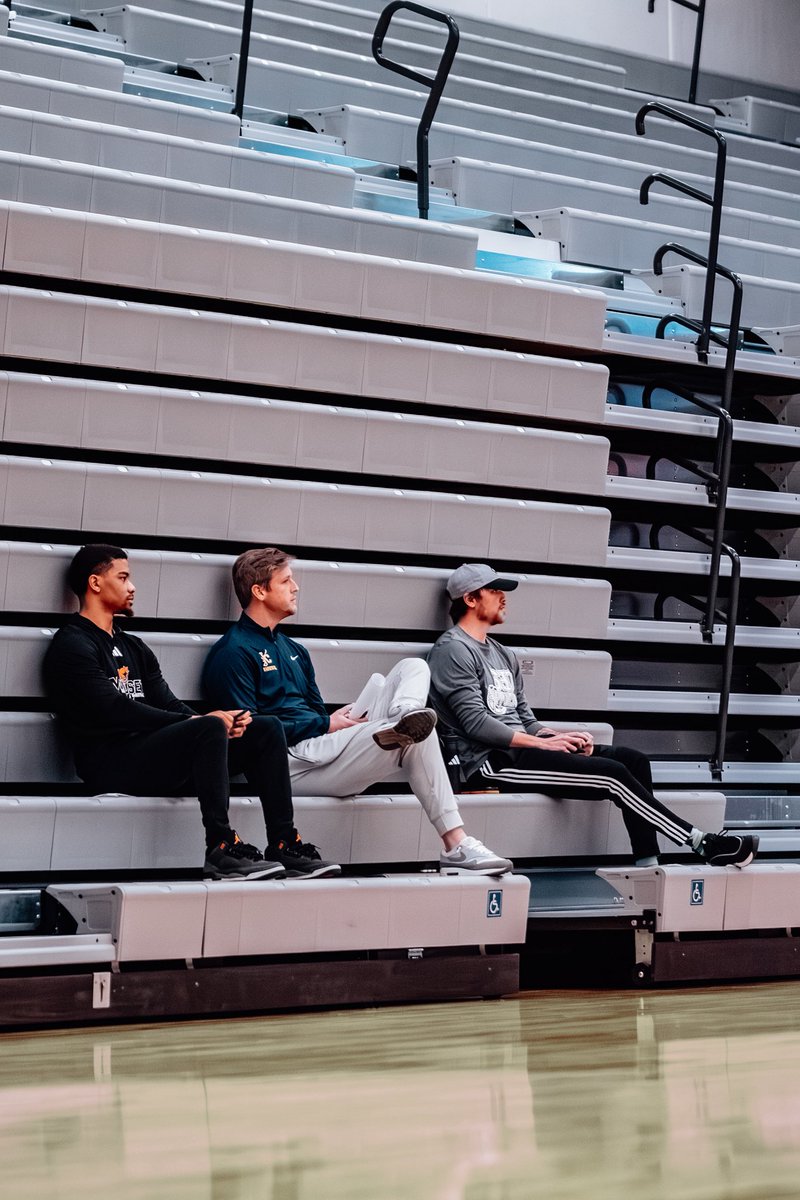 TheShowcaseKC's tweet photo. Coaches in the building on Saturday — great day to evaluate talent ✍🏼

#THESHOWCASE | 🎟️ https://t.co/tAig3ve9ba