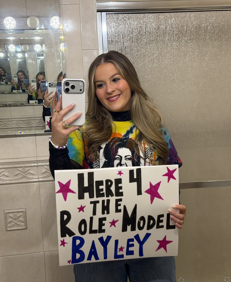 legithuggerz's tweet image. ready to see da fav🙌🙌🙌 
#msg #WWERAW #bayley @itsBayleyWWE