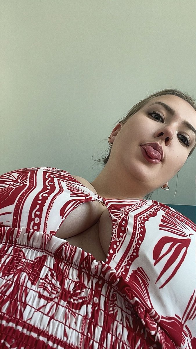 Taking applications for a sugar daddy 📝  
Mama needs some suga! 

#findom #femdom #goddess #sugarbby #sugardaddy #babe