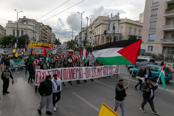 Χιλιάδες στους δρόμους: Όχι στον πόλεμο – Όχι στον ρατσισμό – Όχι στον φασισμό - Λευτεριά στην Παλαιστίνη
Χιλιάδες διαδηλωτές πλημμύρισαν το Σάββατο 28/3 το κέντρο της Αθήνα, από το Σύνταγμα μέχρι την αμερικανική πρεσβεία, στη μεγάλη, ενωτική και πολύχρωμη κινητοποίηση.
