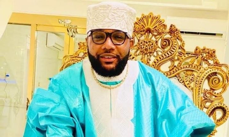 AilotueRoger's tweet photo. Emoney, has ended his business relationship with Cubana Chief Priest. The split comes after Chief Priest began campaigning for Tinubu to win the 2027 election and reportedly urged Eastern Nigerians to vote for him. Emoney is also asking him to repay the remaining $5 million from https://t.co/EN1q80STl4