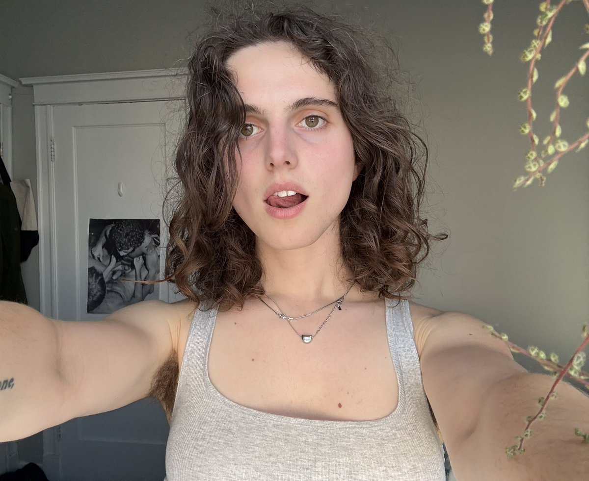 helmet girl tweet media