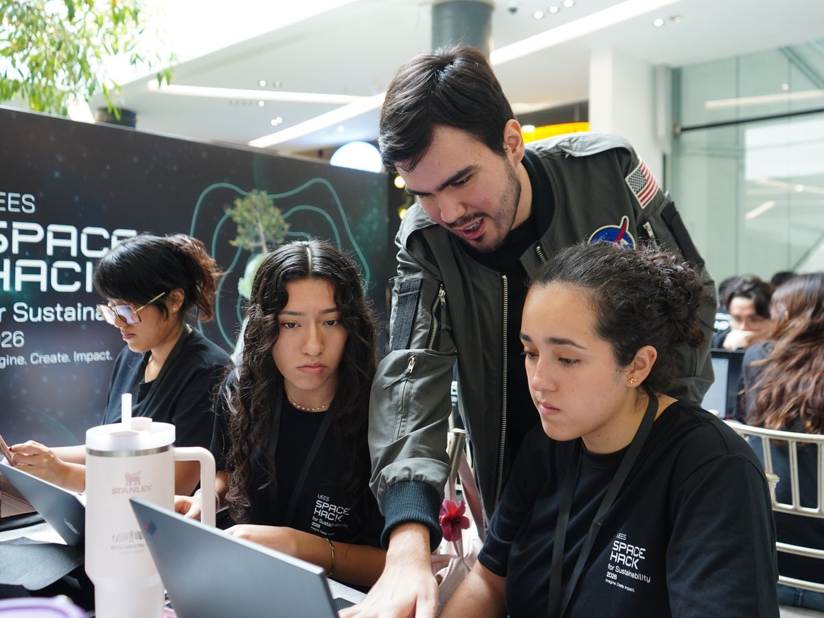 uees_ec's tweet photo. El futuro se construye con ideas que desafían los límites. 🚀 🌍

En el hackathon internacional #SpaceHACK2026, nuestros estudiantes lograron 🥇 1er lugar en 2 de los 3 retos, compitiendo con universidades internacionales como: Arizona State University 🇺🇸, Cergy Paris Université 🇫🇷, University of Toronto 🇨🇦 y University of Puerto Rico 🇵🇷, University of National and World Economy. 🇧🇬