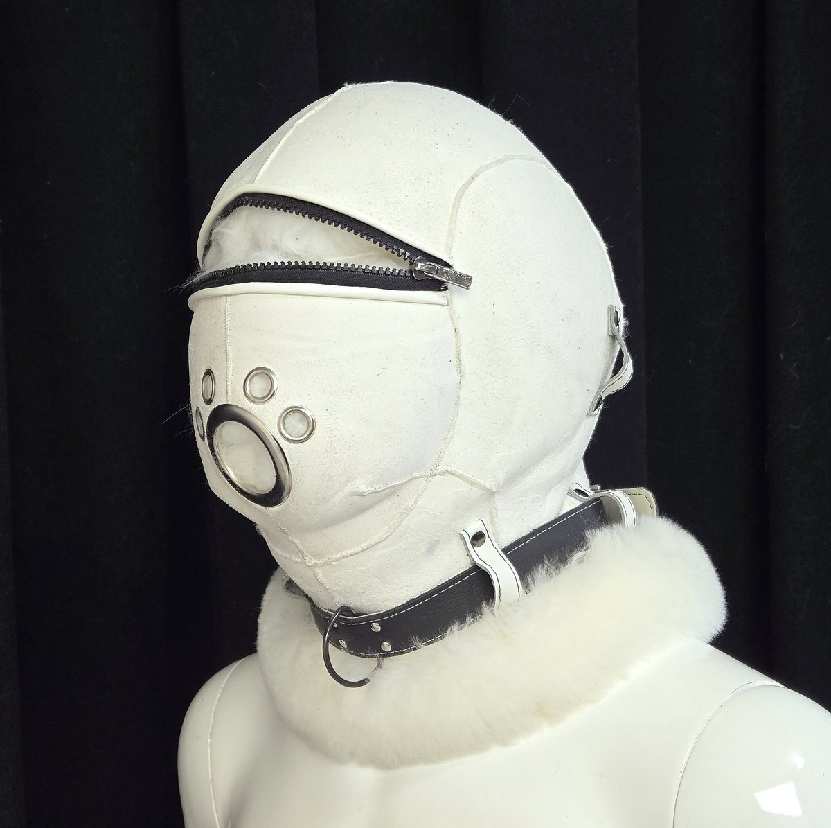 Barmalej_bond's tweet photo. Fur bondage hood with inflatable gag and fur bondage mittens. 
Sold
#SheepskinFetish #FurFetish #BondageMittens #LockingMittens #FurPomPoms #Mitting #HelplessPaws #PetPlay #KinkGear https://t.co/0NX275Nmiz