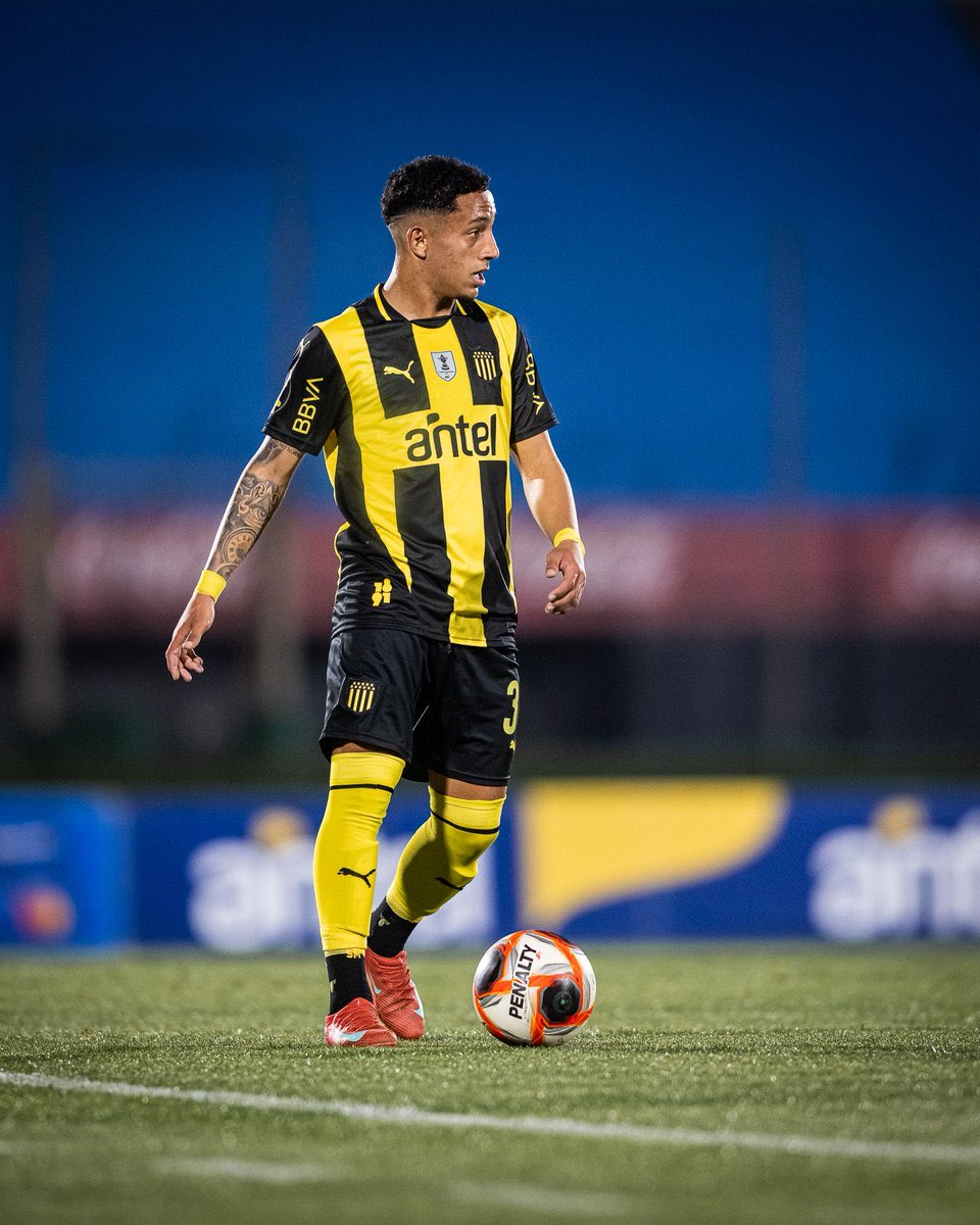 CAPEstadistica's tweet photo. Stiven Muhletaler jugó vs Racing su 21º partido en Peñarol.

Aún no anotó ningún gol. https://t.co/loUB66JBxu