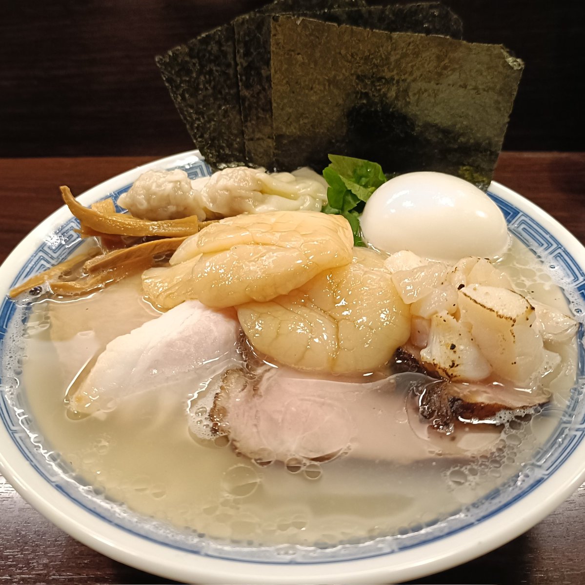 まるネオン tweet media