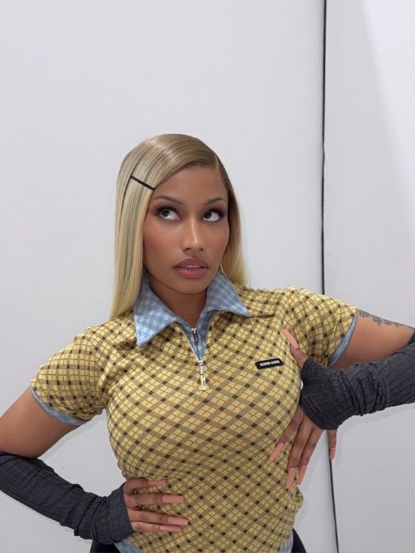 Nicki4orever's tweet image. Nicki serving looks in her 40s better than these girls in their 20s. Aging like the finest wine in the cellar! 🍷✨ #TimelessBeauty #NickiMinaj #Ageless Queennnnn🩷🩷🩷👑👑👑💜💜💜🩶🩶🩶❤️❤️❤️