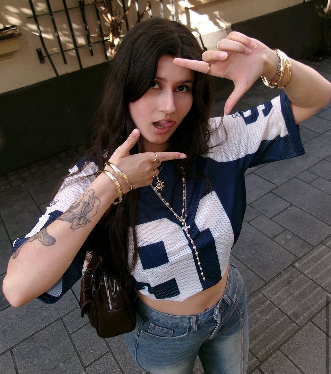 ari ✦ comms open tweet media