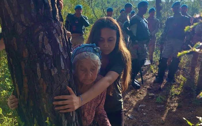 Tüm gün hukuksuz acele kamulaştırma keşif işlemine karşı topraklarını savunan İkizköylü Esra Işık, gece 23.50'de köyündeki evinden gözaltına alındı ve şu an Milas İlçe Jandarma Karakolu'da tutuluyor. 

Anayasaya uyun. 

Asla vazgeçmeyiz!

Esra'mızı derhal serbest bırakın!