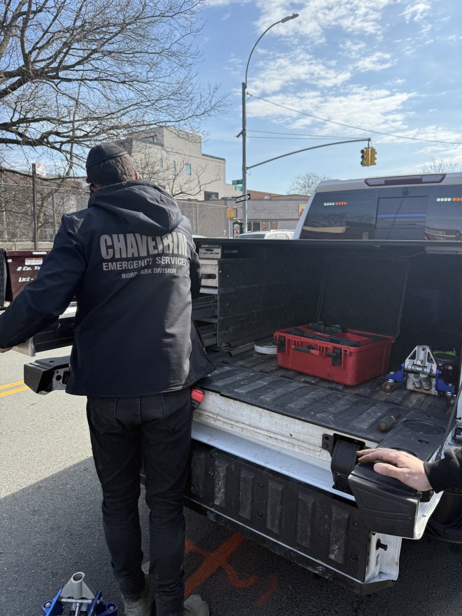 NYPD66Pct's tweet image. Great having Chaveirim visit the 66 Precinct to discuss Passover preparations. In true Chaveirim fashion, they also lent a hand and helped fix one of our tires! Partnership and service at its best. #CommunityStrong #Passover #NYPD
