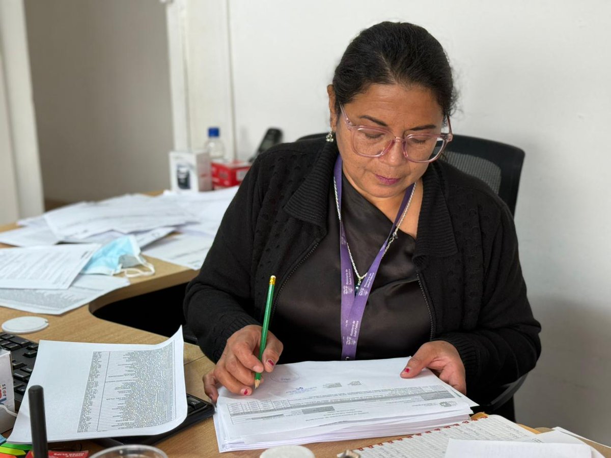 HospAdultoMayor's tweet photo. Hoy presentamos a la Sra. Clareth Hinojosa, auxiliar administrativa de salud, destaca por su compromiso. 
Su labor en mensajería conecta procesos y soluciones.
Es un apoyo clave, eficiente y su disposición siempre puesta para dar lo mejor por la Institución. 💜👏 https://t.co/vossFGpeZH