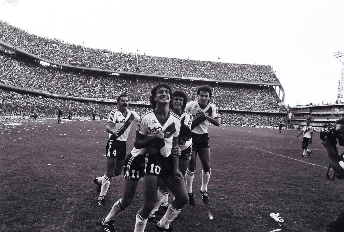 AdrianDalmasso's tweet photo. Cuando llegue al cielo y le pregunten que cosa fue en la vida, el Beto responderá: "Ídolo de River".
"Demuéstrelo", le dirán.
Entonces, mostrará esta foto.
Alonso ya era leyenda. Esa tarde en La Boca iniciará el año de su ascenso definitivo a la categoría de Dios.
Hoy 40 años. https://t.co/P9zr8J7wWC
