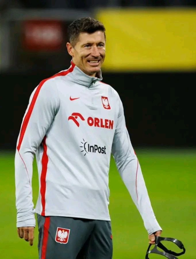 ◉ برشلونة يجهّز عرضًا لتجديد عقد روبرت ليفاندوفسكي لكن براتب أقل من الحالي.

◉ القرار الآن في يد اللاعب: إما القبول أو البحث عن خيار آخر

[Rac1]