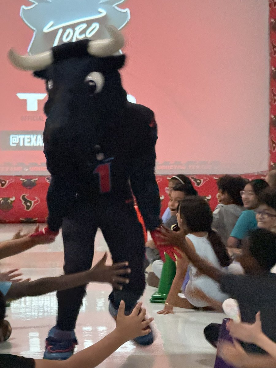 OCE_BlueJays's tweet photo. The @HoustonTexans and Toro shared testing tips so that our Blue Jays can tackle the STAAR! @FortBendISD 🏈 🎉 https://t.co/lJEnSCUMRL