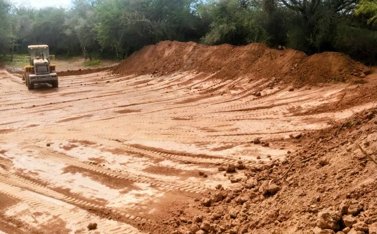 AkikiTurko's tweet photo. En respuesta a una demanda puntual de ganaderos de Salinas de Bustos y El Chiflón, trabajamos en la limpieza de una toma de agua esencial para el sustento de sus animales. Como Municipio, estamos comprometidos con los productores del Dpto. que aportan al desarrollo local. https://t.co/odMApB9jgo