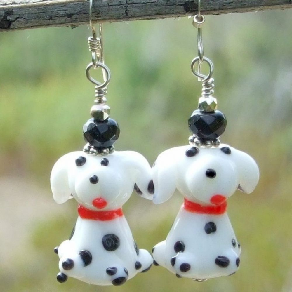 ShadowDogDesign's tweet image. Dog lover jewelry: sweet white &amp;amp; black spotted lampwork glass dog earrings w/ faceted black onyx gemstones!  via @ShadowDogDesign #DogLover #CCMTT #DogEarrings      bit.ly/SpottedDogs