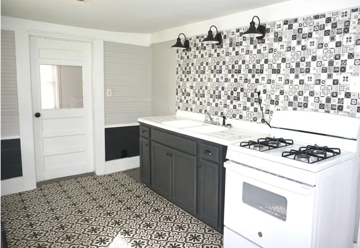 oldhouses100k's tweet image. $49K.c.1930 #MoveinReady #Oklahoma Home For Sale. This adorable home is ready to go! It's situated on a third of an acre. oldhousesunder50k.com/c-1930-move-in…